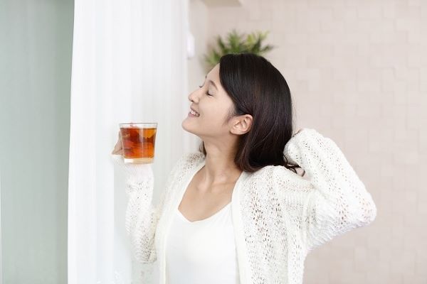 デトックスの為にハーブティーを飲んでいる女性