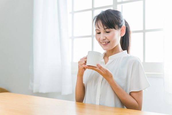 更年期にハーブティーを飲んでいる女性