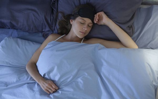 睡眠中の女性